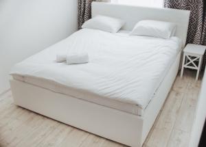 リヴィウにあるModern apartmentの白いベッド(白いシーツ、枕付)