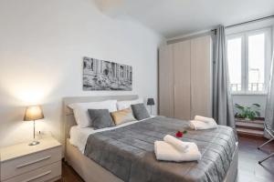 1 dormitorio con 1 cama grande y 2 toallas blancas en Bijoux de Rome Apartment Vatican, en Roma