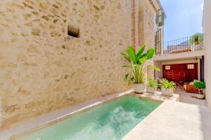 Bazén v ubytování Villa Alicanti 2 by Sealand Villas nebo v jeho okolí