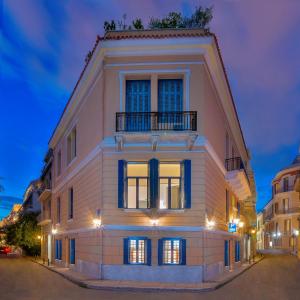 - un bâtiment blanc avec un balcon au-dessus dans l'établissement Art Pantheon - Suites & Apartments, à Athènes
