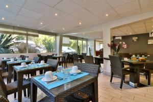 A restaurant or other place to eat at Hotel SPA Plage St Jean