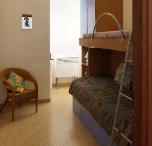 una camera con letto a castello e sedia di Appartamenti bella vista a Gallipoli