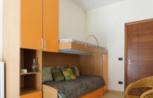 ガリポリにあるAppartamenti bella vistaのベッドルーム1室(二段ベッド1組付)