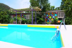 ein Swimmingpool vor einem Haus in der Unterkunft Boon Nam Fah Resort in Chao Lao Beach