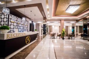 un vestíbulo con recepción y mesas en Aghababyan's Hotel en Ereván