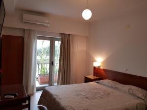 een hotelkamer met een bed en een raam bij Residencial Coroa D'Ouro in Fátima