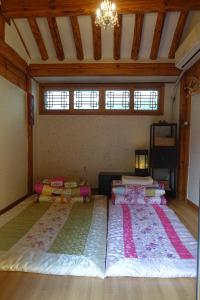 Un ou plusieurs lits dans un hébergement de l'établissement Seochon Guesthouse