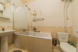 a bathroom with a tub and a toilet and a sink at 1 Поверх ж к Паркові Озера метро Дарниця институт Серця МВЦ in Kyiv
