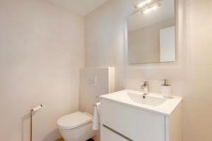 Ένα μπάνιο στο Beachfront Villa Socias Playa by Sealand Villas