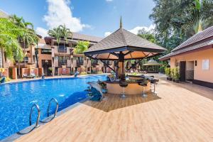 Bazén v ubytování Princess Kamala Beachfront Hotel - SHA Extra Plus nebo v jeho okolí