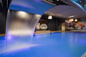 Szczawnica Park Resort & Spa内部或周边的泳池