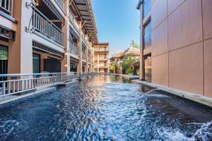 Bazén v ubytování Princess Kamala Beachfront Hotel - SHA Extra Plus nebo v jeho okolí