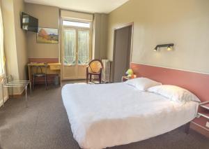 Postel nebo postele na pokoji v ubytování Hotel Au Val Doré