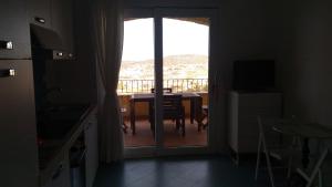 カステルサルドにあるLe Conchiglieのバルコニー(テーブル付)に面したドア付きの客室です。