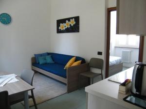 a living room with a blue couch in a room at Residenza acqua terra fuoco in Como