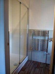 WalkerburnにあるElibank House Apartmentの浴室のガラス扉付きシャワー +14枚の写真