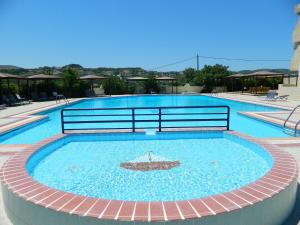 Bazén v ubytování Telhinis Hotel & Apartments nebo v jeho okolí