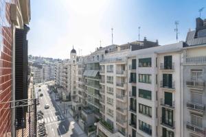 Blick auf eine Stadt mit hohen Gebäuden in der Unterkunft The Rentals Collection | Zubieta in San Sebastián