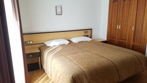 Postel nebo postele na pokoji v ubytování Hotel La Cala