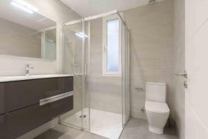 La salle de bains est pourvue d'une douche, de toilettes et d'un lavabo. dans l'établissement The Rentals Collection | Konsti, à Saint-Sébastien