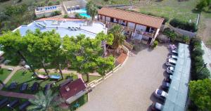 una vista aerea di una casa con piscina e auto parcheggiate di Residence Olimpia a Peschici