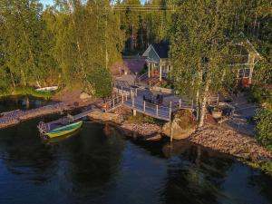 - une vue aérienne sur une maison et un bateau dans l'eau dans l'établissement Holiday Home Huvila ferdinand by Interhome, à Pernoo