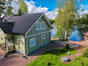 eine Luftansicht eines Hauses mit See in der Unterkunft Holiday Home Huvila ferdinand by Interhome in Pernoo