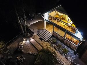 una vista in alto di una casa di notte di Holiday Home Huvila ferdinand by Interhome a Pernoo