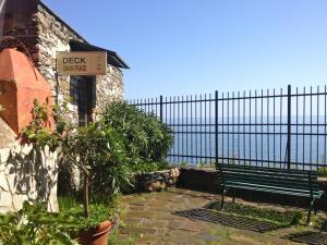 a sign for a bench in front of a fence at Hotel Gianni Franzi in Vernazza