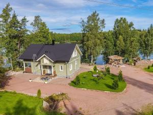 eine Luftansicht eines kleinen Hauses mit Hof in der Unterkunft Holiday Home Huvila ferdinand by Interhome in Pernoo