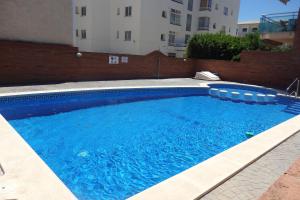 Bazén v ubytovaní Meddays Apartamento la Caleta Ático alebo v jeho blízkosti