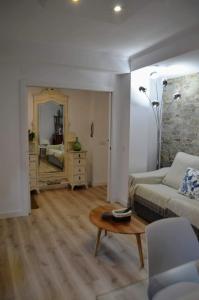 salon z łóżkiem i stołem w obiekcie El Patio De La Aljama w Kordobie +21 zdjęć