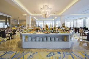 una línea de buffet con comida expuesta en un restaurante en Hotels & Preference Hualing Tbilisi en Tiflis