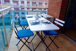 Bazén v ubytovaní Meddays Apartamento la Caleta Ático alebo v jeho blízkosti