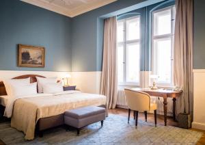 a bedroom with a bed and a desk and window at Henri Hotel Berlin Kurfürstendamm in Berlin