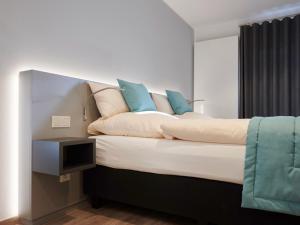 Uma cama ou camas num quarto em Amel Mitte Bed & Breakfast