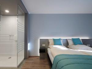 Uma cama ou camas num quarto em Amel Mitte Bed & Breakfast