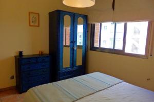 Posteľ alebo postele v izbe v ubytovaní Meddays Apartamento la Caleta Ático + 26 fotografií