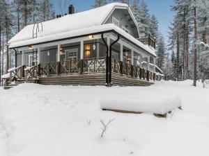 HavumäkiにあるHoliday Home Eemilin huvila by Interhomeの雪に覆われた家