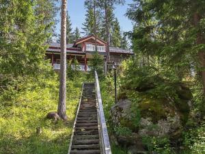 HavumäkiにあるHoliday Home Sirppilahti by Interhomeの木橋