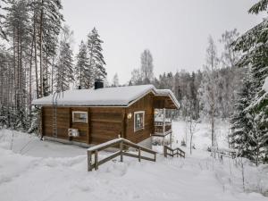 HavumäkiにあるHoliday Home Mäntyrinne by Interhomeの雪の森の小屋