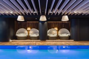 Szczawnica Park Resort & Spa内部或周边的泳池