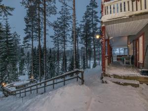 HavumäkiにあるHoliday Home Sirppilahti by Interhomeの雪の家の玄関
