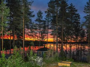HavumäkiにあるHoliday Home Eemilin huvila by Interhomeのガゼボ付きの湖上の夕日