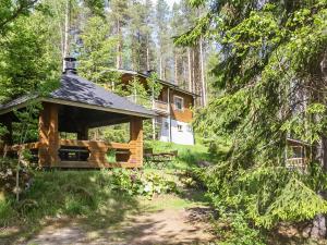 una cabina nel bosco con un sentiero che la porta di Holiday Home Mäntyrinne by Interhome a Havumäki