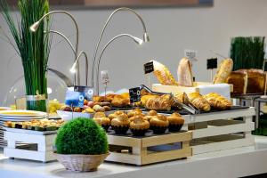 een buffet met brood, zoete deegwaren en andere etenswaren bij Mercure Paris Vaugirard Porte De Versailles in Parijs