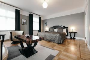 sypialnia z łóżkiem i stołem w obiekcie Hotel Borg by Keahotels w Reykjavík