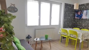 une salle à manger avec une table et des chaises jaunes dans l'établissement le stanze del Trenino Rosso, à Tirano