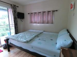 三克拉布里的住宿－Sripech Home，一间卧室设有一张床和一个窗口