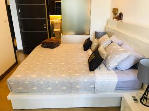 Postel nebo postele na pokoji v ubytování Astra Suites Central
